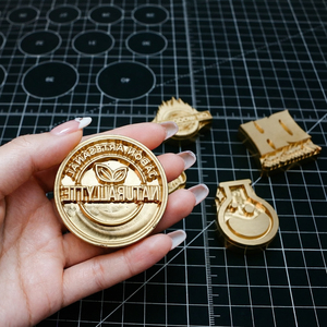 Molde de estampado en caliente de cobre para grabado en relieve de cuero genuino, con texto y logotipo personalizados, para uso doméstico, tamaño y estilo personalizables, 7 años de duración - Product Image 1