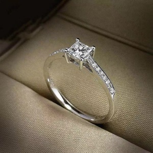 แหวนเพชรจำลองทรงเจ้าหญิง วงแหวนแพลตตินั่ม ประดับเพชรแบบ Pave Setting แหวนหมั้น เครื่องประดับสำหรับผู้หญิง - Product Image 2