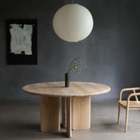 Table à manger ronde en chêne massif Wabi Sabi avec trois pieds en dalle et piédestal croisé pour salle d'exposition