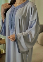 Djellaba à col montant et patte de boutonnage, Robe Caftan Marocain Jabador pour Femmes, avec bordure tressée traditionnelle et broderie personnalisée, Robe Abaya