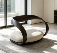 Chaise d'appoint minimaliste en bois massif, avec accoudoirs incurvés intégrés et coussin en velours, siège bas pour salon