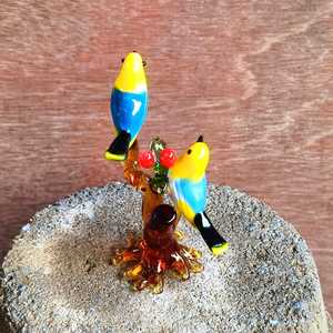 Figura de Pájaro de Vidrio Hecha a Mano con Bayas Rojas en una Rama, Adorno Decorativo para Sala de Estar, Diseño Art Deco de Rajasthan - Product Image 4