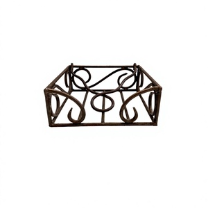 Panier à serviettes vintage en métal artisanal avec motif floral, panier à serviettes décoratif sur pied pour l'intérieur de la maison - Product Image 1