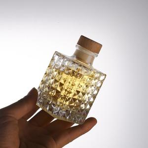 150 毫升小型迷你压纹徽标透明空酒瓶，带软木塞，适用于威士忌、烈酒、酒精或利蒙切洛 - Product Image 4