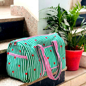 Sac de voyage matelassé en polyester vert grande capacité VEER HANDIRCRAFTS QB-006, sac de week-end portable avec fermeture éclair pour l'extérieur, style Rajasthan - Product Image 1