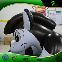 Beau cheval gonflable, cheval noir fait sur commande gonflable d'air pour l'enfant
