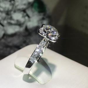 Anello in Oro Bianco con Diamante Taglio Cushion Naturale Colore D, Gioiello da Donna per Fidanzamento - Product Image 6