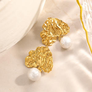 Pendientes de Hoja Chapados en Oro con Perla Colgante, Acero Inoxidable Chapado en Oro de 18k, Pendientes Finos para Uso Diario - Product Image 3