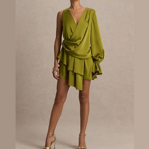 Vestido micro-mini de satén premium personalizado para mujer con manga de un solo lado, escote pronunciado, puños con volantes y volantes irregulares - Product Image 1