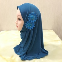 Hijab Arabe Deux Fleurs Exclusif Châle Musulman Chapeau de Prière pour Petites Filles de 2 à 7 Ans en Polyester