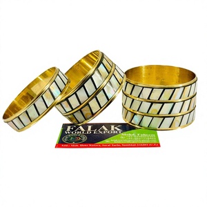 Ensemble de bracelets de luxe personnalisés en nacre, bracelets de créateur en laiton plaqué or pour femmes, bijoux artisanaux naturels en gros - Product Image 1