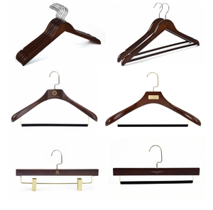 Cintres en bois marron personnalisés avec logo, cintres de luxe à épaules larges pour costumes et pantalons avec barre antidérapante floquée - Product Image 4