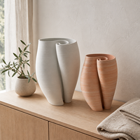 Vase en céramique moderne, silhouette irrégulière inspirée du corail, arrangements floraux élégants, décoration minimaliste créative pour la maison