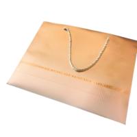 Sac fourre-tout en papier de haute qualité avec motif doré personnalisé, sac cadeau de luxe en papier avec poignée en corde de papier torsadée