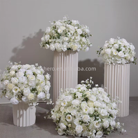 Boule de fleurs en soie de luxe de haute qualité en blanc, rose et rouge pour la décoration de table de mariage et d'événements de remise de diplômes