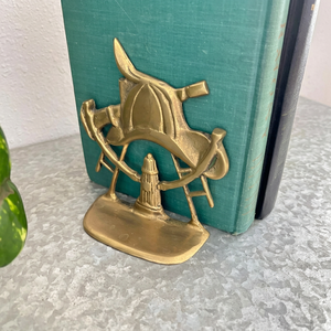 Juego de 2 sujetalibros metálicos de latón pulido AK Brass Polish con diseño de bombero, decorativos para el hogar, la oficina o la biblioteca. - Product Image 2