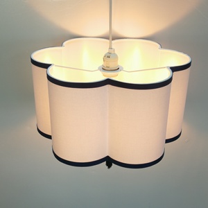 <span class=keywords><strong>A</strong></span> buon mercato all'ingrosso di figura del fiore di tessuto elastico bianco <span class=keywords><strong>lampada</strong></span> <span class=keywords><strong>a</strong></span> <span class=keywords><strong>sospensione</strong></span> <span class=keywords><strong>con</strong></span> piccolo nappa filo <span class=keywords><strong>paralume</strong></span> per la decorazione domestica - Product Image 4