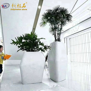 Nuevos Maceteros de Hormigón con Aspecto de Piedra, Blancos, Inorgánicos, de Terrazo Artístico, para Centros Comerciales y Hoteles - Product Image 4