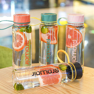 Bouteille d'eau de sport avec couvercle en plastique transparent, design classique minimaliste, personnalisable, unisexe, design <span class=keywords><strong>TOUR</strong></span>, vente en gros, <span class=keywords><strong>portable</strong></span>, durable, 750 ml, <span class=keywords><strong>PC</strong></span> - Product Image 2
