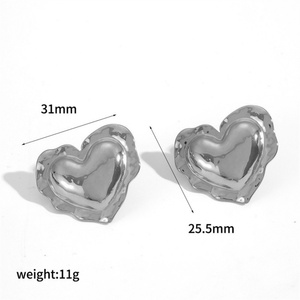 Boucles d'oreilles clous cœur martelé plaqué or 18 carats, serti clos classique, en acier inoxydable - Product Image 5