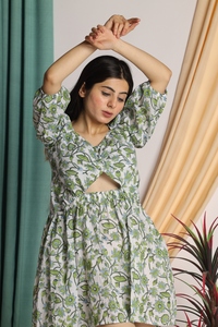 Impression de créateur attrayante Robe blanche élégante unique et évasée imprimée à fleurs pour femmes-Achetez des articles de robes à la mode - Product Image 3