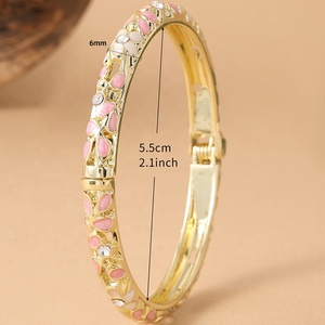 Venta al por mayor de fábrica: Brazalete elegante de aleación de zinc azul y blanco, con diseño de flor cristiana, esmaltado y galvanizado, estilo vintage y a la moda. - Product Image 3