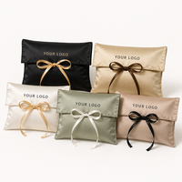 Pochette en satin couleur royale avec estampage à chaud sur mesure et ruban élégant pour marques haut de gamme, en sac en papier