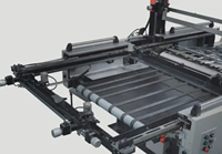 Máquina de serigrafía UV automática plana de nueva condición, precisión de 0,1mm para hojas grandes de papel PET con sistema de apilamiento de alimentación