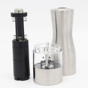 Vente chaude en gros Moulin à poivre électrique écologique en acier inoxydable Alimenté par piles sèches Métal argenté Cuisine Épices <span class=keywords><strong>Sel</strong></span> <span class=keywords><strong>de</strong></span> <span class=keywords><strong>mer</strong></span> - Product Image 3