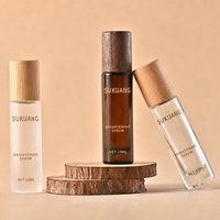 En stock: Botella roll-on de nogal de 10 ml, botella roll-on de madera de bambú, botella de aceite esencial de madera de fresno, botella de vidrio para recarga de perfume.