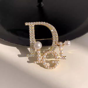 Broche Corsage Perle Féminine Haut de Gamme, Exquise Épingle Anti-Décolleté en Cristal Zircon, Nouveau Style, Lettre Plaqué Or, Petit Cadeau Parfumé - Product Image 1