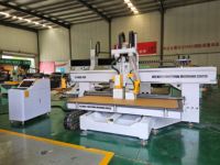 Centre d'usinage CNC intelligent à 4 axes pour le travail du bois, machine de fraisage et de sculpture de panneaux de portes de meubles avec changeur d'outils automatique (ATC)