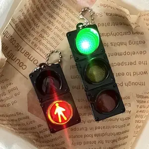 Mini llavero de semáforo LED, juguete de luz <span class=keywords><strong>peatonal</strong></span> electrónico de simulación, regalo cognitivo educativo para niños y niñas, plástico de PVC - Product Image 3