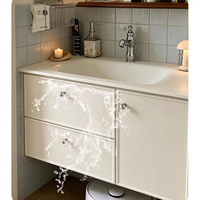 Meuble de salle de bain personnalisable de style italien avec plan de travail en pierre de roche crème et lavabo en céramique courbé à chaud pour appartement
