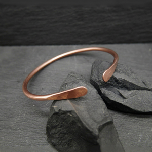 Bracelet manchette en cuivre pur fait main, ajustable avec extrémité en forme de palette, en métal massif, bijou artisanal en cuivre pour la guérison et le bien-être, pour hommes et femmes. - Product Image 1