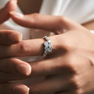 Anillo de Plata de Ley S925 con Circonitas Marquise y Redondas, Diseño Floral, Media Eternidad, Brillante y Elegante - Product Image 5