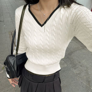 Pull en maille torsadée style universitaire britannique pour femme, col en V contrastant, coupe ajustée, taille cintrée, haut en maille preppy - Product Image 4