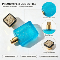 Flacon de parfum en verre bleu 50 ml, texture craquelée, corps légèrement translucide, col doré, bouchon noir, vente en gros