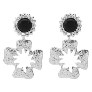 Pendientes Cruzados Florales Vintage con Baño de Oro, Diseño Francés de Nicho de Moda para Estilo Europeo y Americano, Hechos de Aleación - Product Image 5