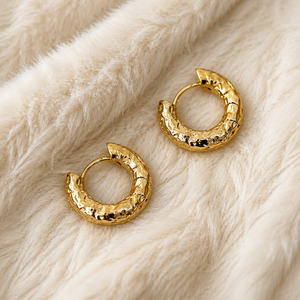 Boucles d'oreilles créoles Huggie massives en forme de C, plaquées or, à texture martelée, pour femmes, OEM ODM, vente en gros - Product Image 2