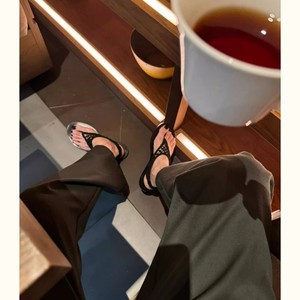 Sandales plates pour femmes, noires, à bout ouvert, avec lanières en corde tressée, semelle respirante en PU, tendance mode été - Product Image 3