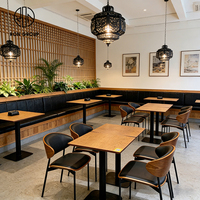 Ensemble de mobilier minimaliste commercial en bois noir et cuir pour restaurant de restauration rapide, comprenant table, chaise, canapé, banc et banquette.