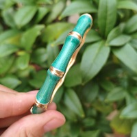 Bracelet manchette tendance en alliage plaqué or 18 carats avec chaîne et maillons en forme de nœud de bambou, cloisonné multicolore pour femme, idéal pour le quotidien ou comme cadeau