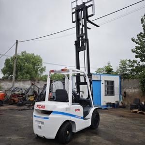 Chariot élévateur diesel TCM 30 d'occasion, 3 tonnes, mât à trois étages, pneus pleins, moteur Isuzu avec déplaceur latéral hydraulique - Product Image 4