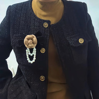 Broche Rose Polyvalente 2026 : Nouveauté Tendance, Épingles Camélia Rétro Artisanales en Velours Haut de Gamme avec Pompon de Perles pour Robe et Costume