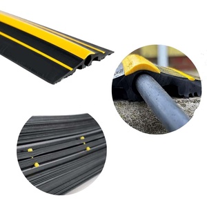 Coperchio del cavo di ricarica EV sotto la porta del garage flessibile e resistente per caricabatterie EV - Product Image 2