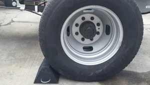 重量1.9kgの頑丈なゴム製タイヤストッパー、トペ・イランタ・ラバーホイールチョック/トラックストッパー - Product Image 3