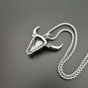 Collar con Colgante de Cabeza de Toro de Acero Inoxidable con Incrustaciones de Turquesa, Cadena Plateada de 3mm y 61cm, Joyería con Temática Animal - Product Image 4