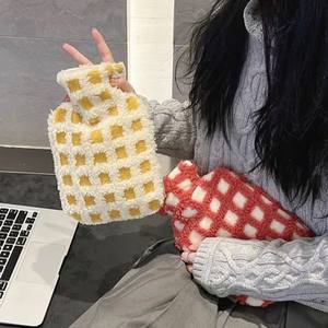 Funda <span class=keywords><strong>de</strong></span> felpa <span class=keywords><strong>de</strong></span> 1000ml, inyección <span class=keywords><strong>de</strong></span> <span class=keywords><strong>agua</strong></span> <span class=keywords><strong>de</strong></span> PVC <span class=keywords><strong>de</strong></span> alta densidad, bolsa <span class=keywords><strong>de</strong></span> <span class=keywords><strong>agua</strong></span> caliente a prueba <span class=keywords><strong>de</strong></span> explosiones, lana <span class=keywords><strong>de</strong></span> cordero, cuadros amarillos <span class=keywords><strong>para</strong></span> <span class=keywords><strong>cama</strong></span> cálida <span class=keywords><strong>de</strong></span> mujer - Product Image 3