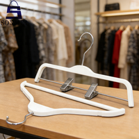 Cintres en plastique blanc à logo personnalisé, design minimaliste, robustes et peu encombrants pour magasin